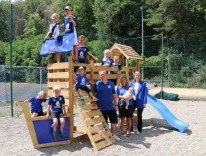 Neuer Spielturm auf dem Sportplatz